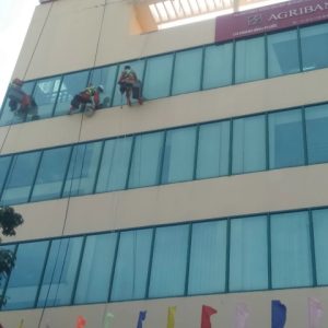 Dịch vụ lau kính